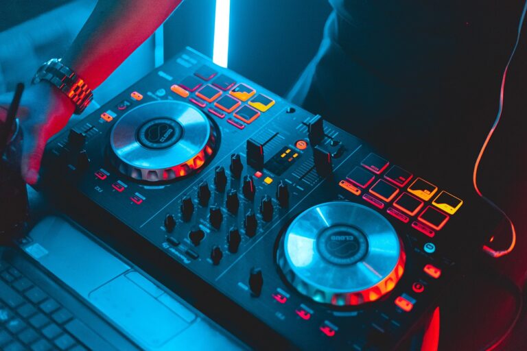 dj-6213312_1280